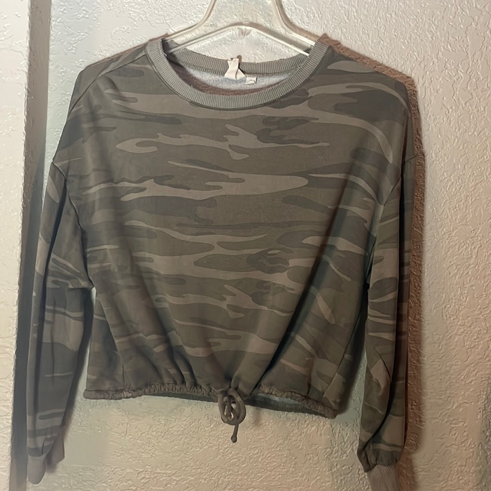 Camo Cropped Sweatshirt